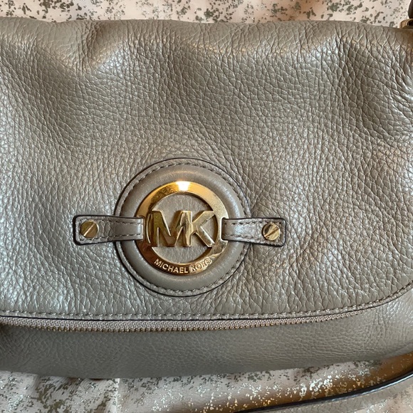 MICHAEL KORS NEUTRAL PEBBLED LEATHER CROSSBODY! - Picture 2 of 7